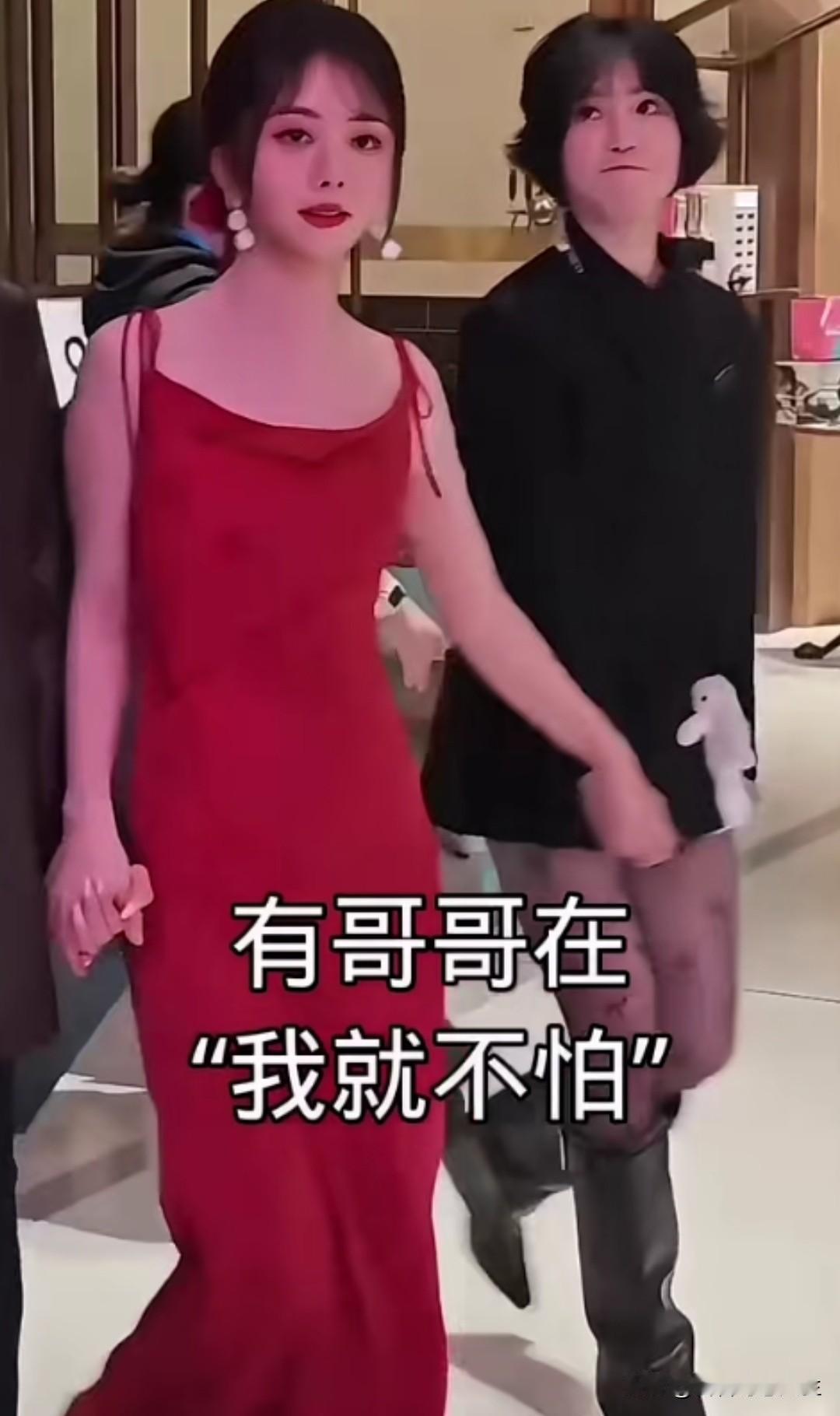 松韵和明星美女手挽手，走得真有范儿。手牵手的画面 明星 [赞][赞][赞]