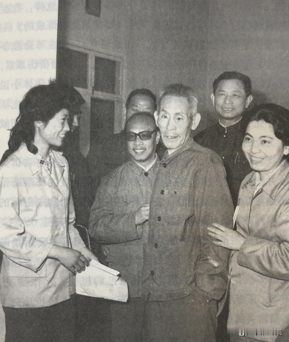 1982年，吴运铎和上海市劳动模范在一起合影。他全身留有数十处弹片，曾经历20多