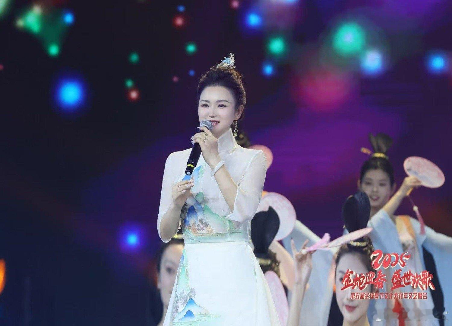 邓超予春晚专业户 小年夜的《新编六口茶》还在回味，北京卫视春晚的《闲人填梦》又让