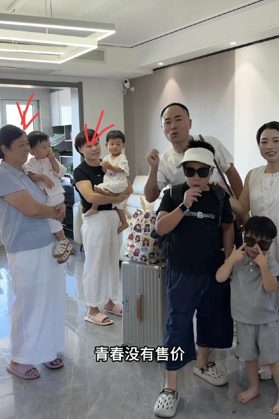 每次刷到这一家网红都觉得好假
小韩拍视频一直吐槽自己带孩子累
今天发现还有两个人