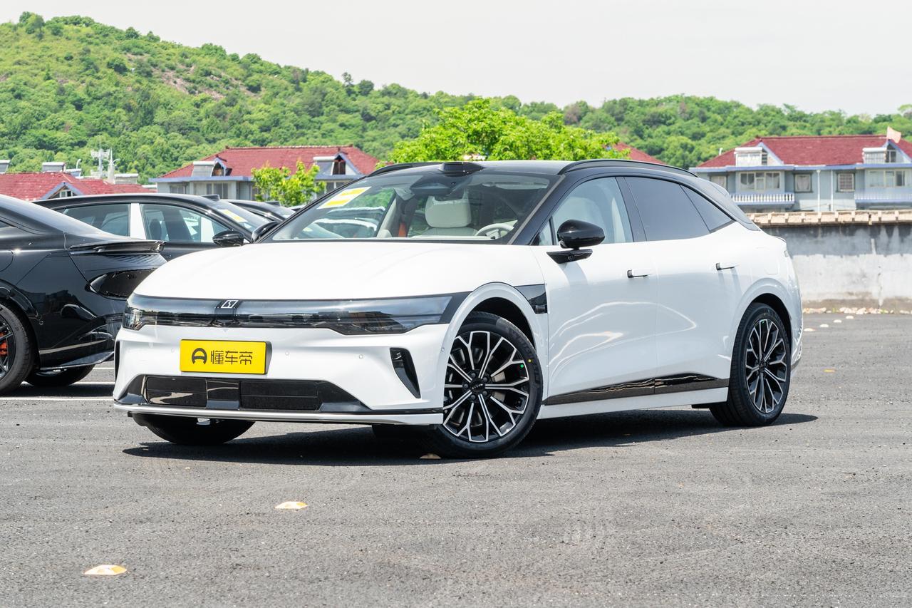 新车上市：在商场极氪展厅，遇到纠结症发作的情侣
女生摸着毛绒内饰说治愈，男生戳着