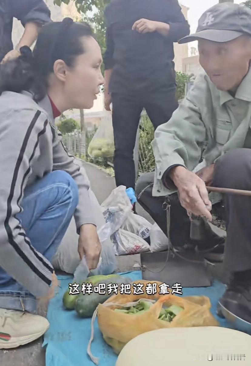 于文华真的是接地气，她经常逛小集市，去买老年人的菜，看到老大爷自己种的菜和两袋农