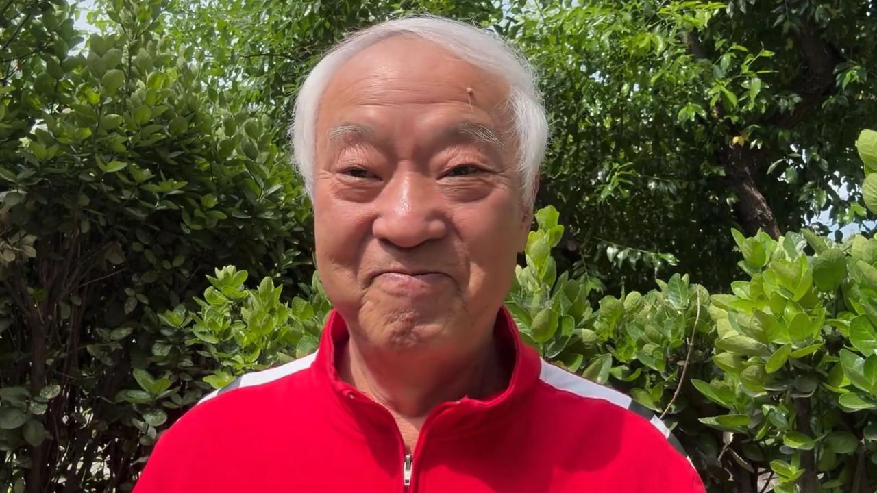 76岁的牛群，住天通苑老楼、坐地铁、买菜砍价。那个被他缺席了整个童年的儿子牛童，