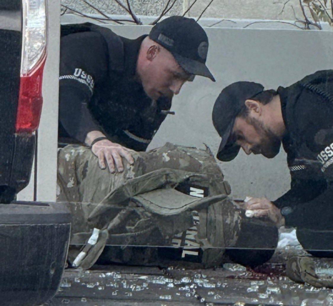 两名美国军人在白宫附近遭枪击照片显示了在华盛顿特区白宫附近头部中弹的一名国民警卫