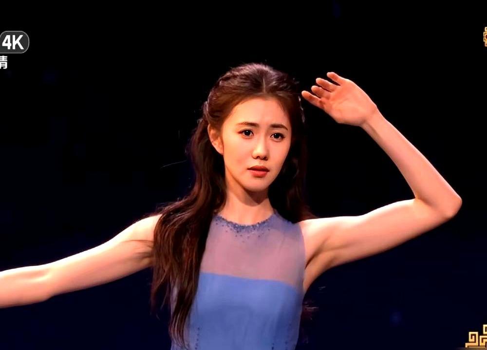 资本砸出的千万宣发换不来观众买账，却被一段几分钟的纯享舞蹈逆转了生死局。
 
去