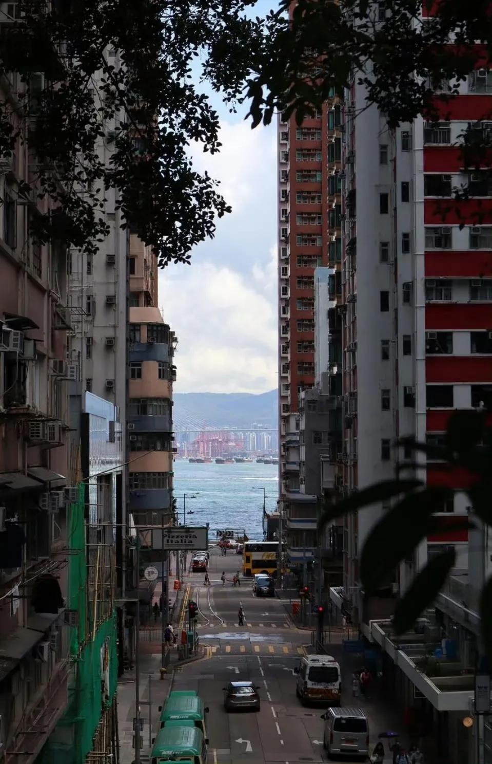 坚尼地城，不是一座城，而是一个区域，香港岛中西区西端。

1886年8月26日，