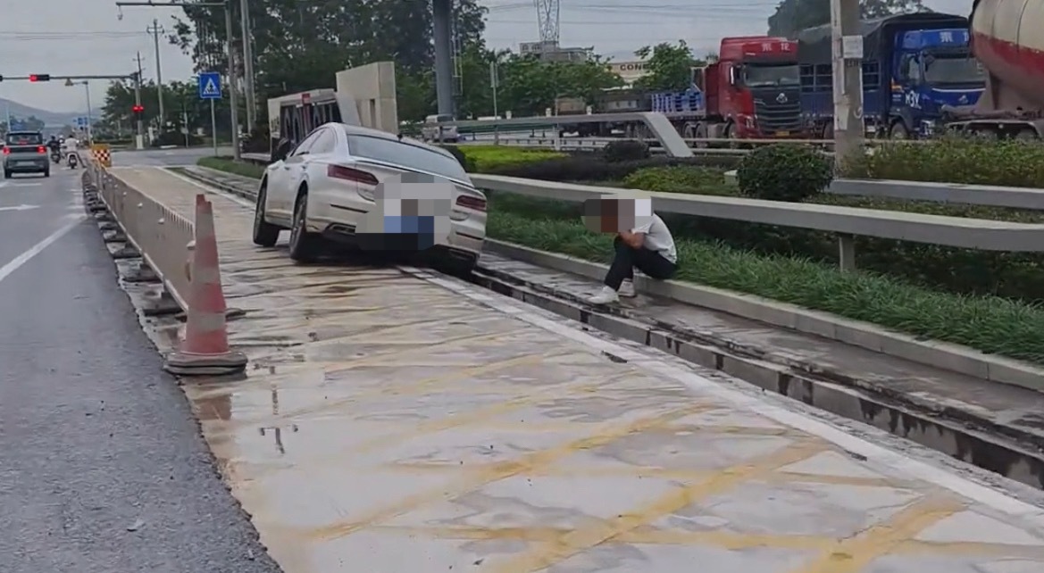 近日，粤T小车开卡在玉林一水泥厂路段路边沟，旁边有一名男子，难道是驾驶员？同城热