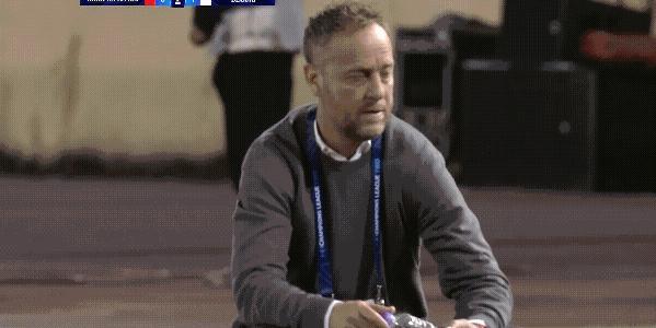 河内公安主罚点球的时候，球队主教练感觉比球员还紧张，结果果然点球被国安门将扑出，