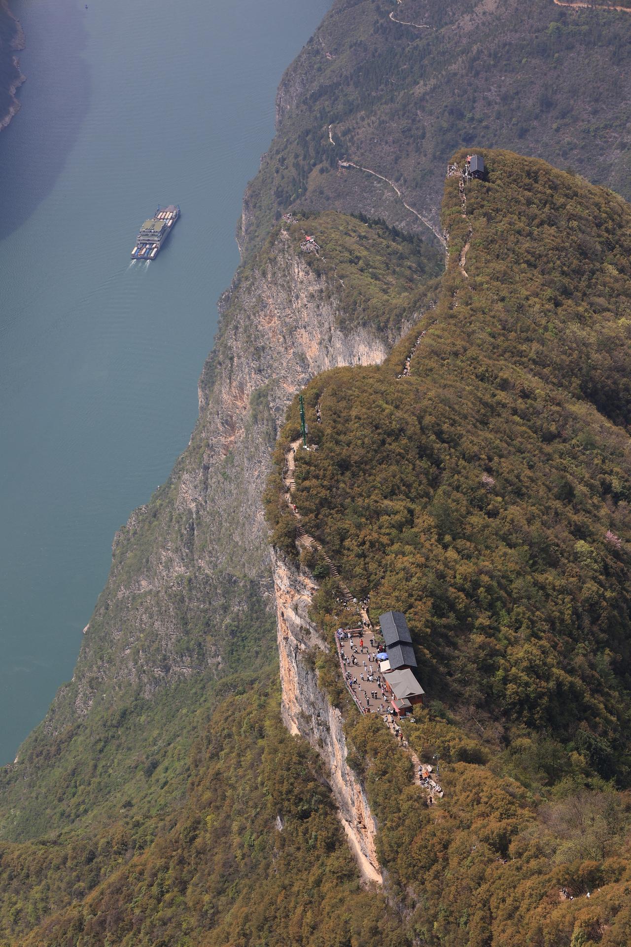 D5：坐公交船，游三峡。
今天游三峡之巅，我把7句攻略献给你！

1、早上八点坐