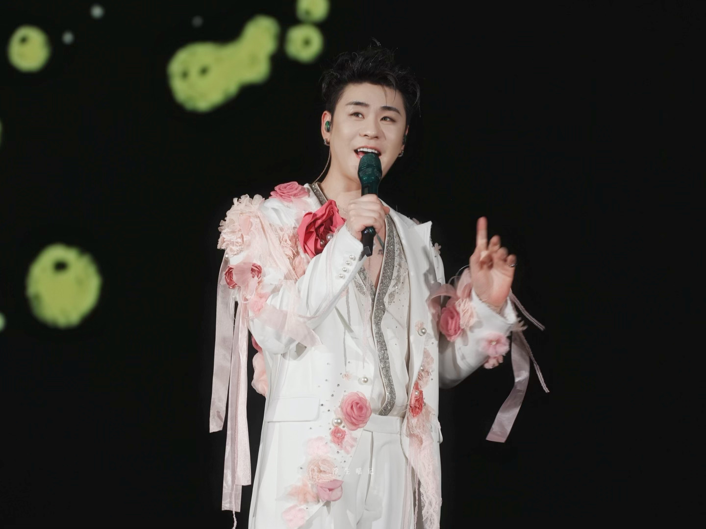 张云雷  又学红毛导演欠欠的劲劲的张云雷靠近你演唱会南京站