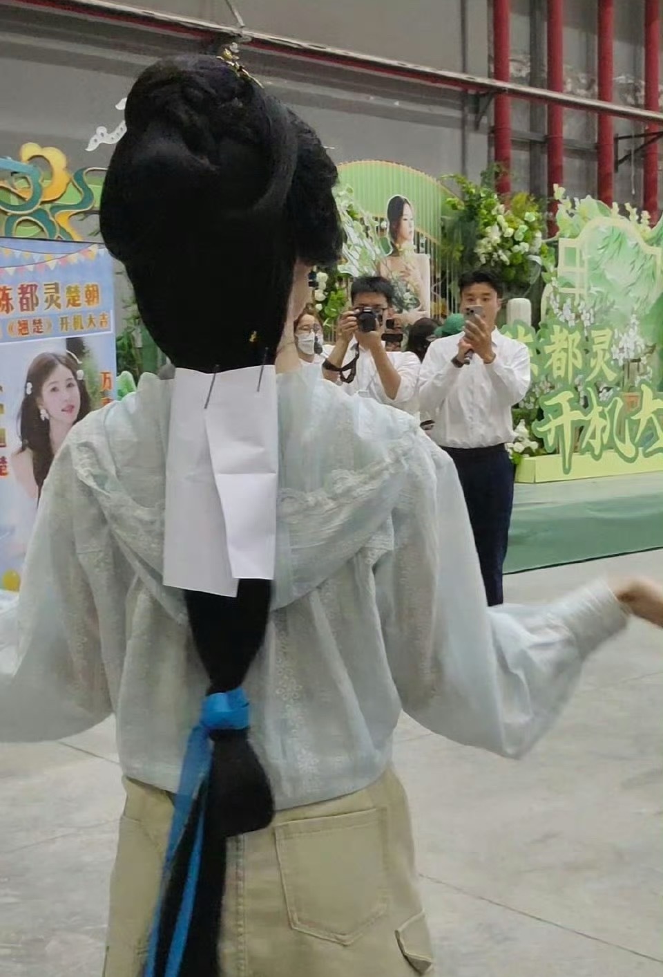 陈都灵楚后路透，落地汉了，和折腰小乔的发型一个样式。 ​​​