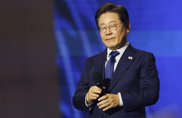 泽连斯基公开喊话，不给韩国留颜面，谁知李在明做得更绝。日前，乌克兰总统泽连斯基公