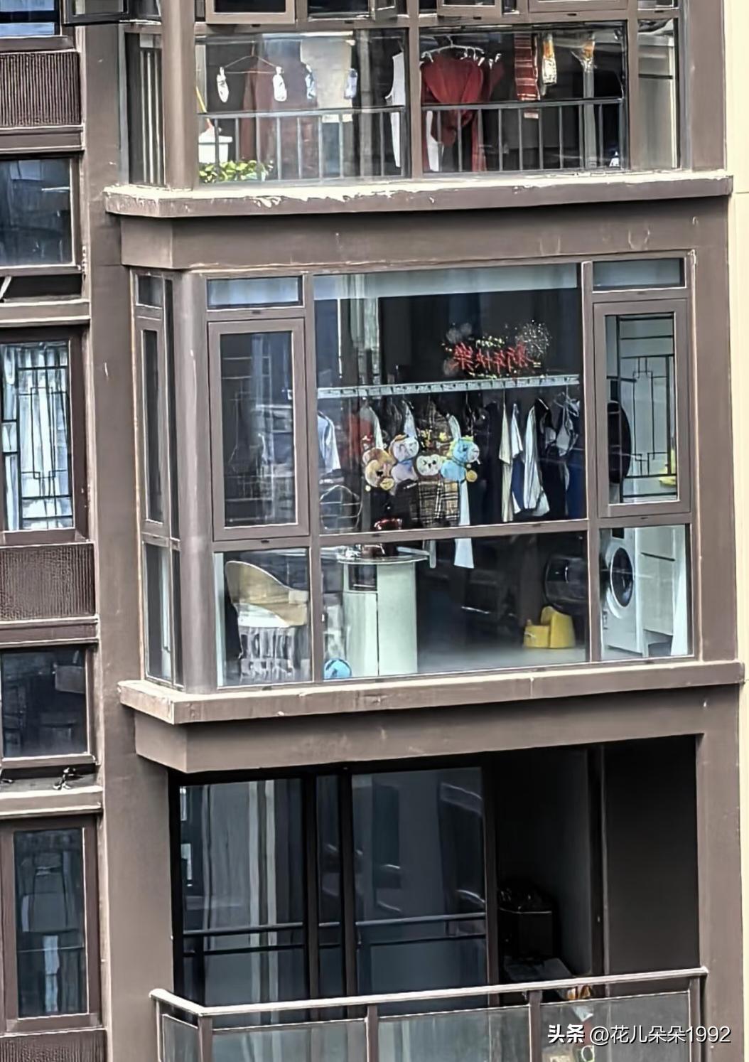 封窗好是好。就是晒衣服会不会太憋屈了？
看到很多邻居都会把阳台封窗。
然后家里面