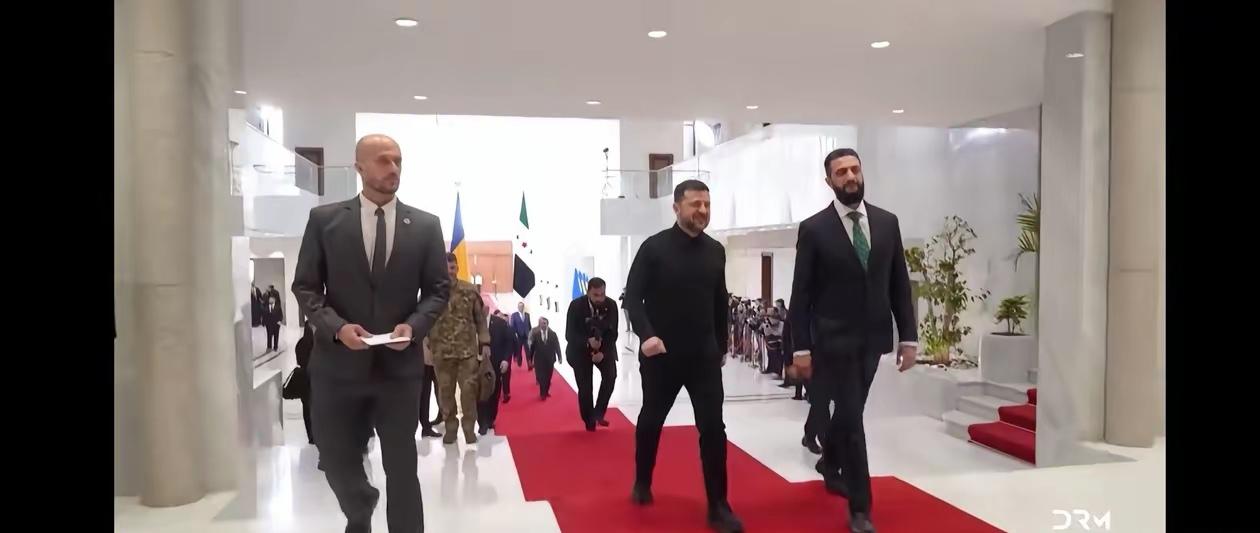 叙利亚给泽连斯基铺红毯这事，说出来谁信？
 
4月6号大马士革机场那场景，红地毯