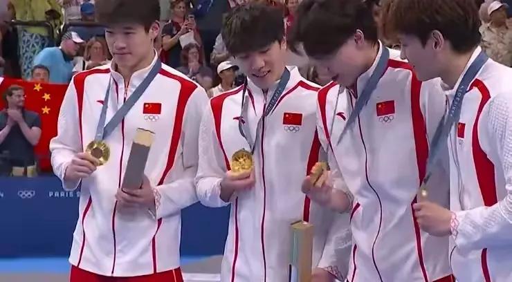 男子4x100混合泳接力，中国队强势夺冠，覃海洋终于一扫阴霾，为自己正名。

这