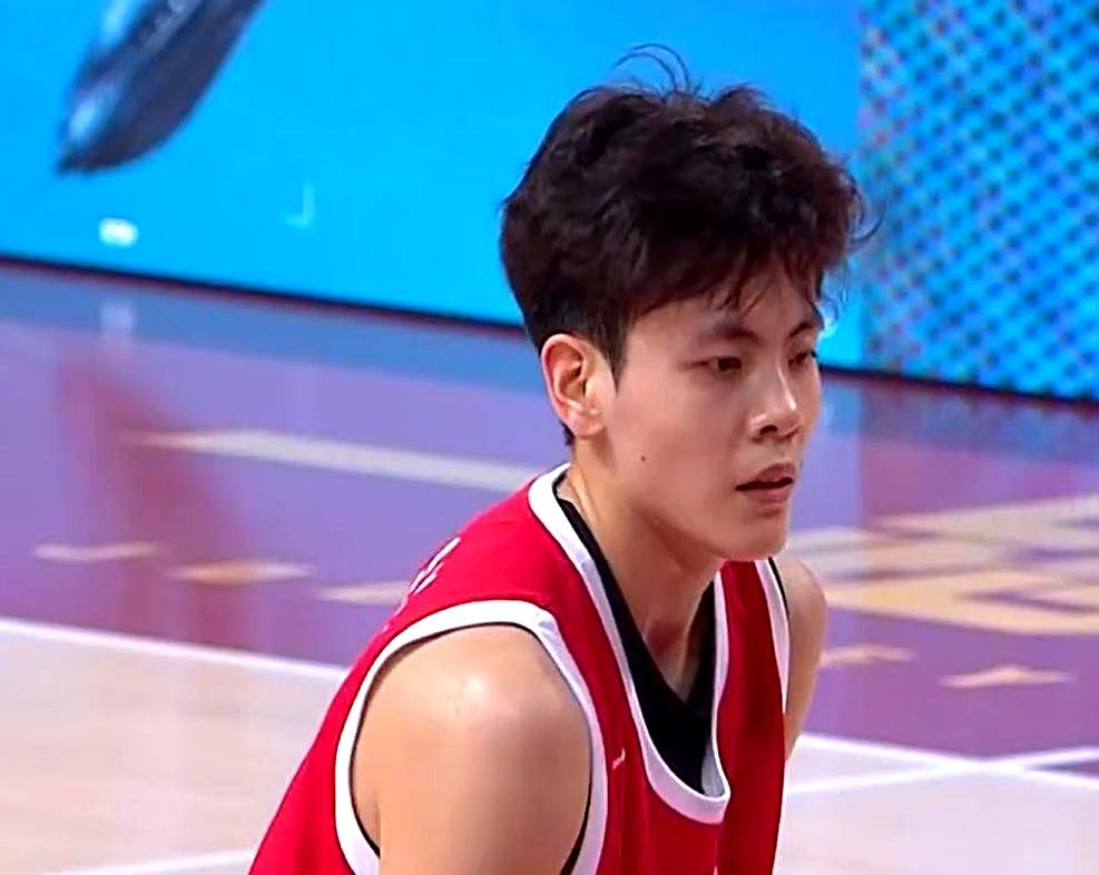 生日夜主力仅出手6次，中国女篮双杀巴西。
杨舒予24岁生日当天，绕着三分线不停