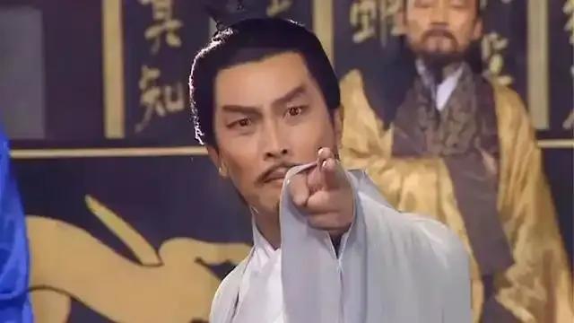 诸葛亮舌战群儒，正当在东吴的欢迎晚宴上，这场辩论中，取得不错的成绩，心中盘算该有