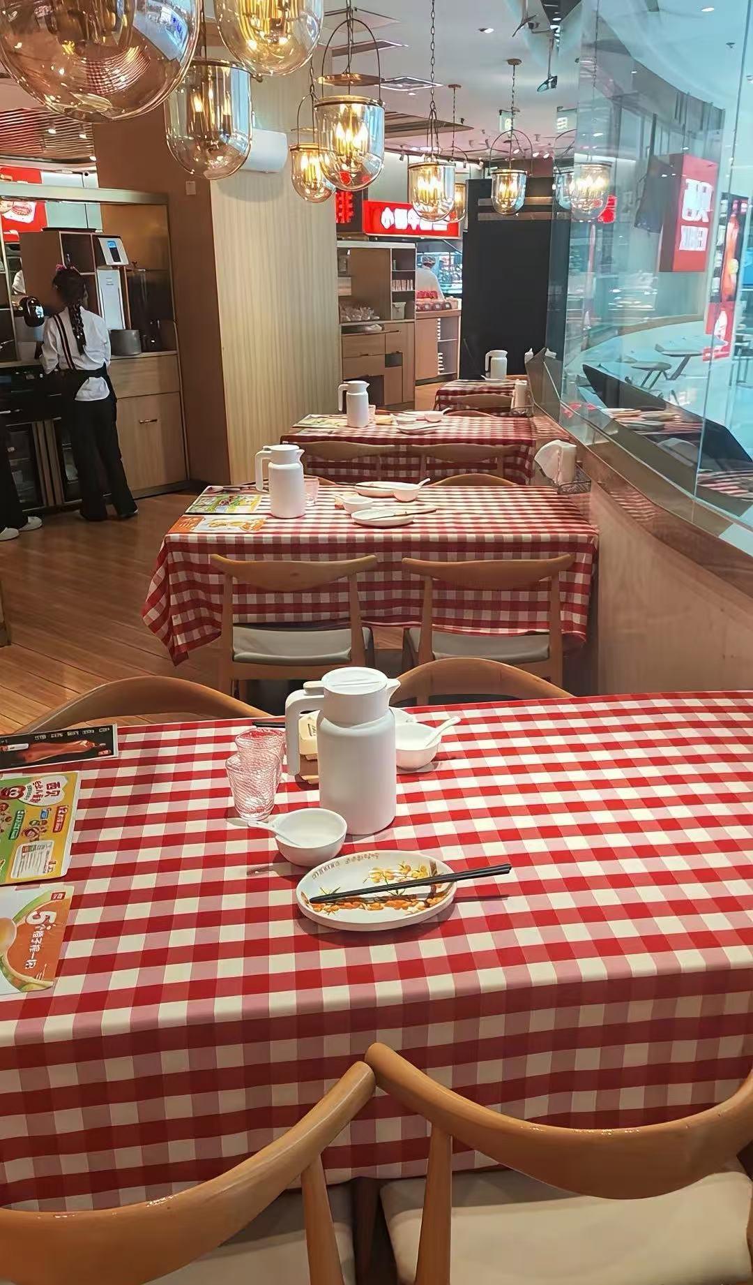 西贝莜面村是彻底拉了，凉了，黄了啊！
今天是星期天，午高峰开始之前11:00我就