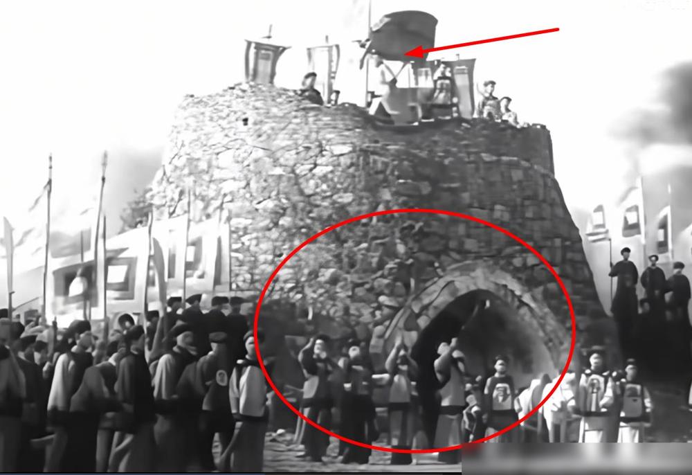 国产剧的骑兵冲锋，几乎全都拍错了。
22个人，冲垮6000人的大营。靠的不是蛮