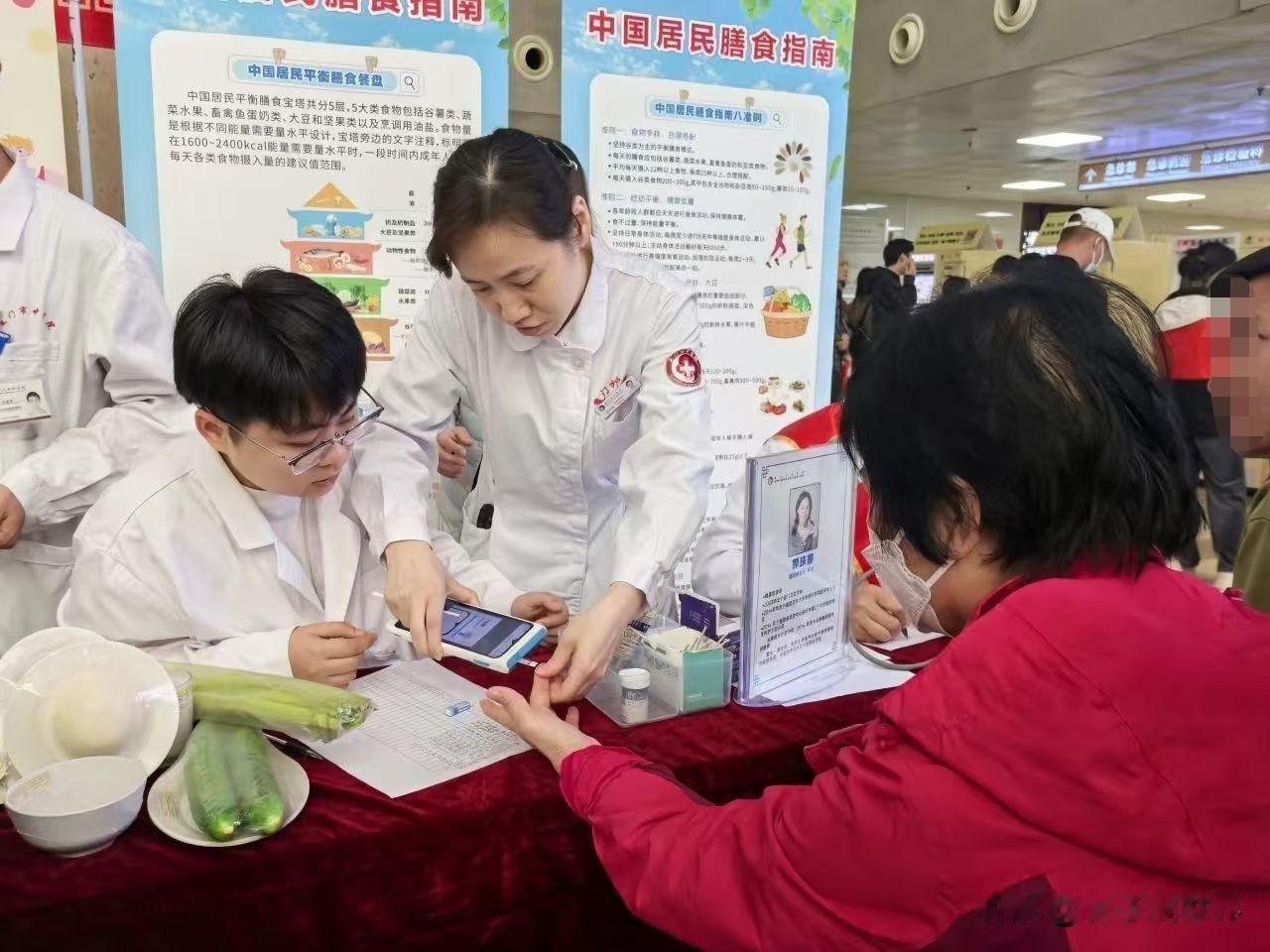 体检发现空腹血糖升高或糖化血红蛋白升高，是糖尿病吗？
      43岁的小洪，
