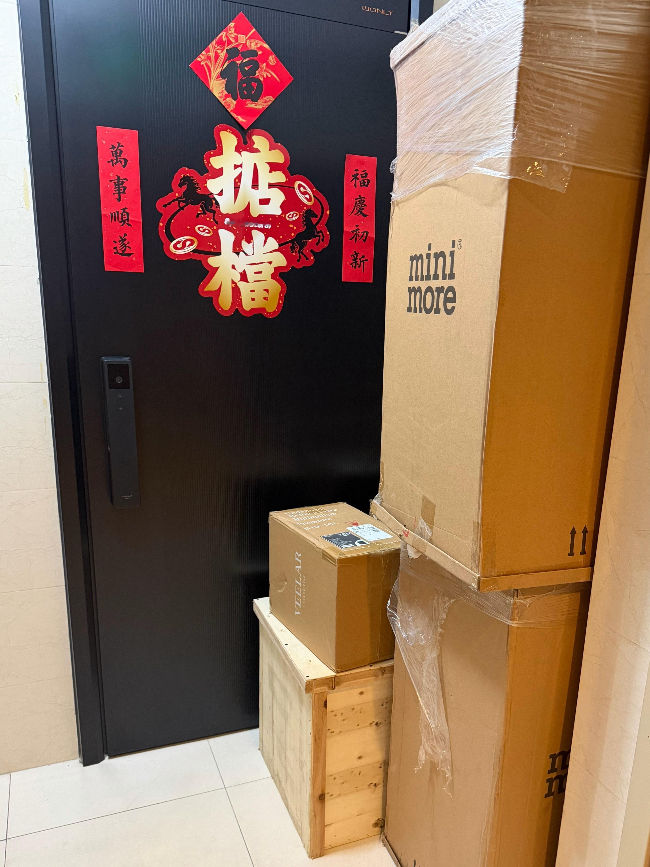 出门几天，快递堆积如山，门都开不了🤦♂️ 