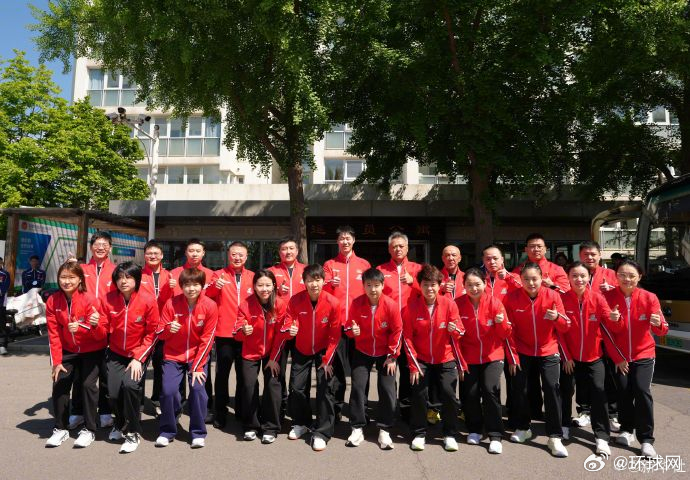 【#国乒启程参加伦敦世乒赛团体赛#】27日上午，中国国家乒乓球队从北京启程，参加
