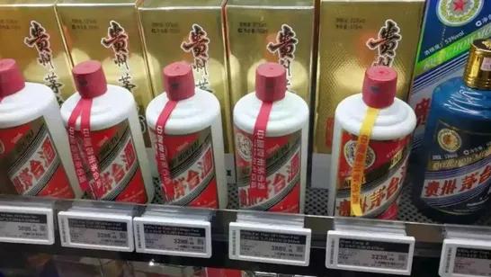 丢人丢到家！昨天朋友从国外旅游回来说带了好东西，去了才发现他带了2瓶茅台回来，还