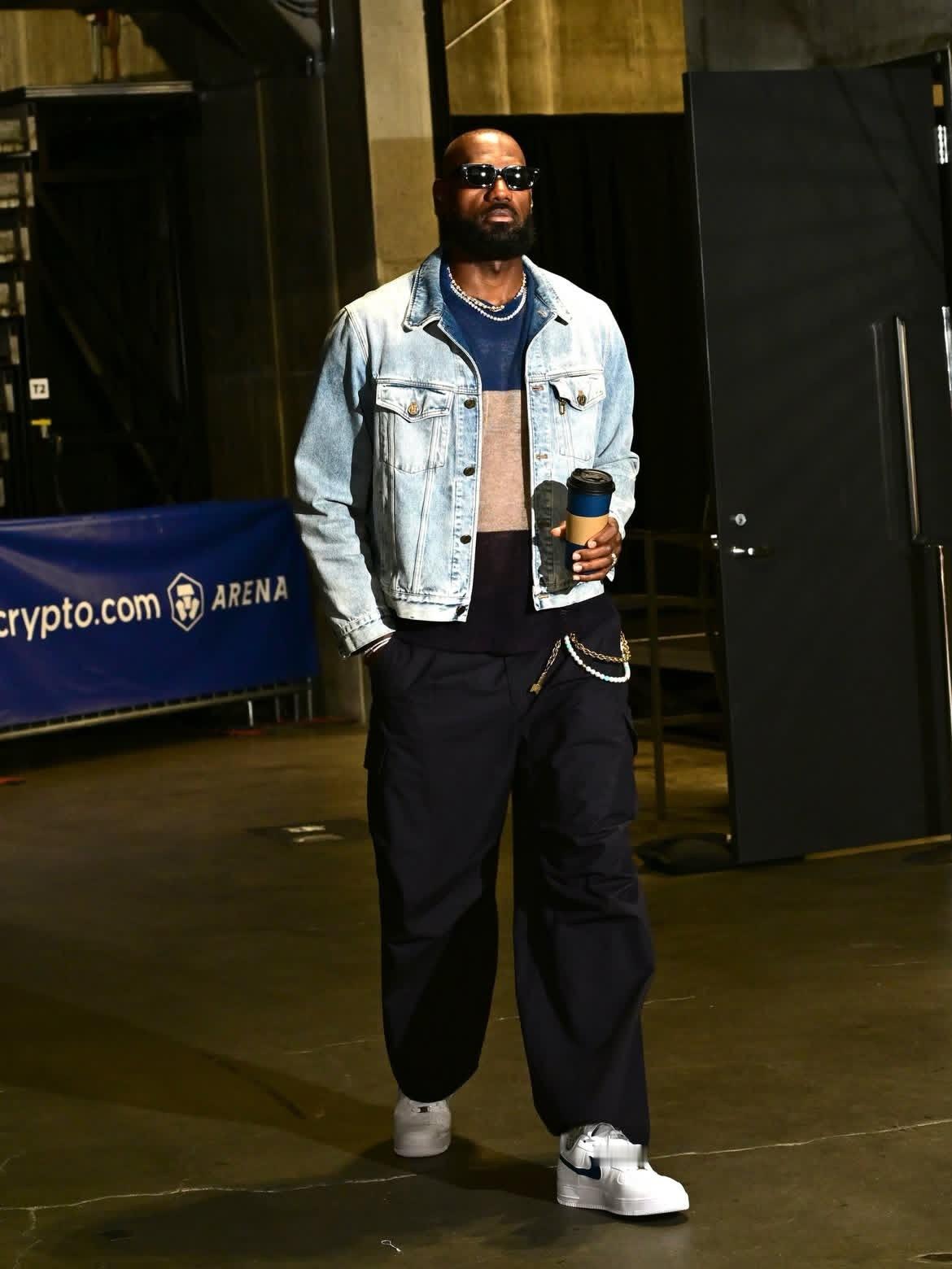 LeBron James 抵达球馆！火箭vs湖人里夫斯复出