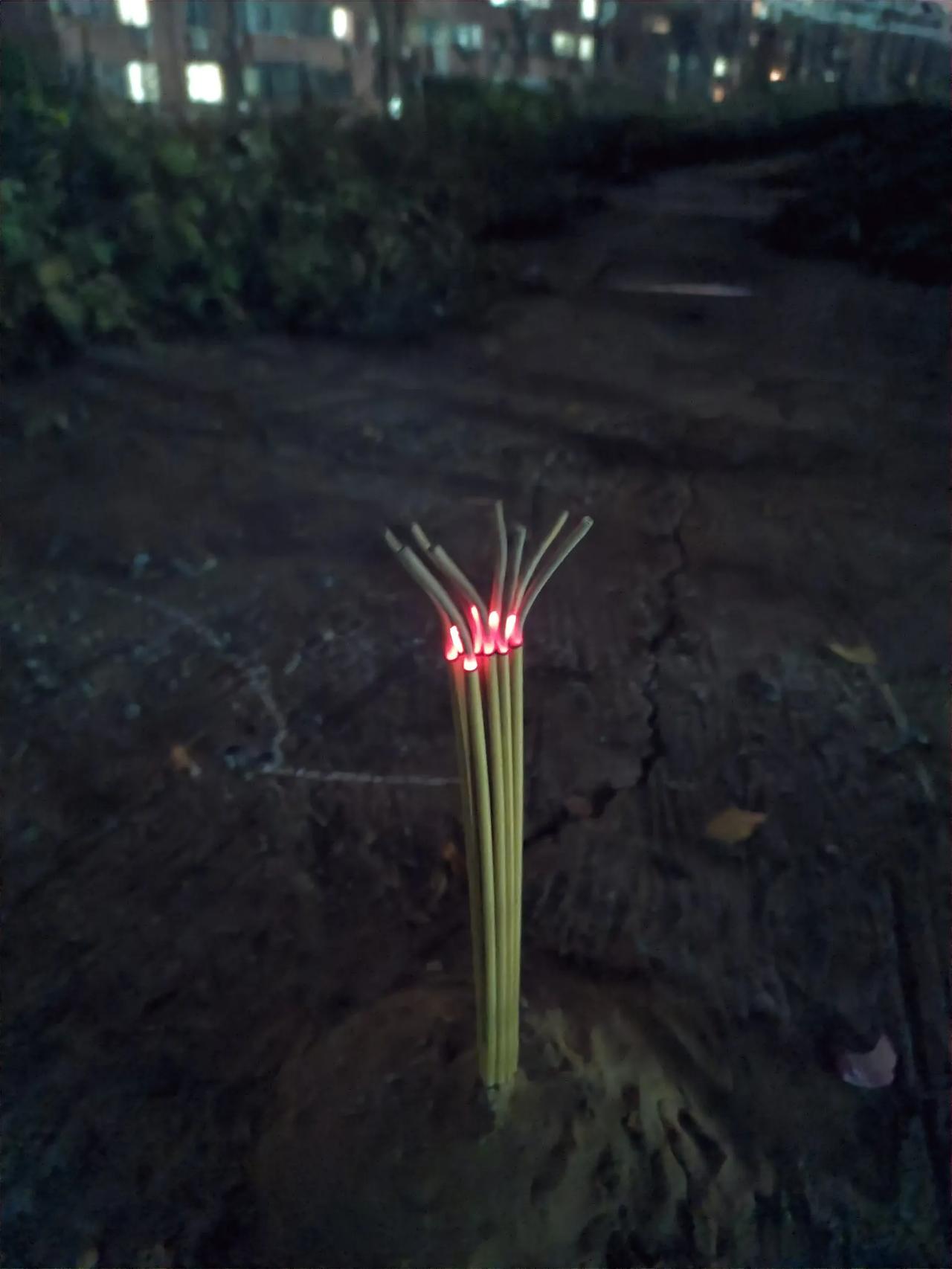 今天十月一，晚上，城市里的各个路边，到处都在送寒衣。火苗明明暗暗，地上一个个粉笔