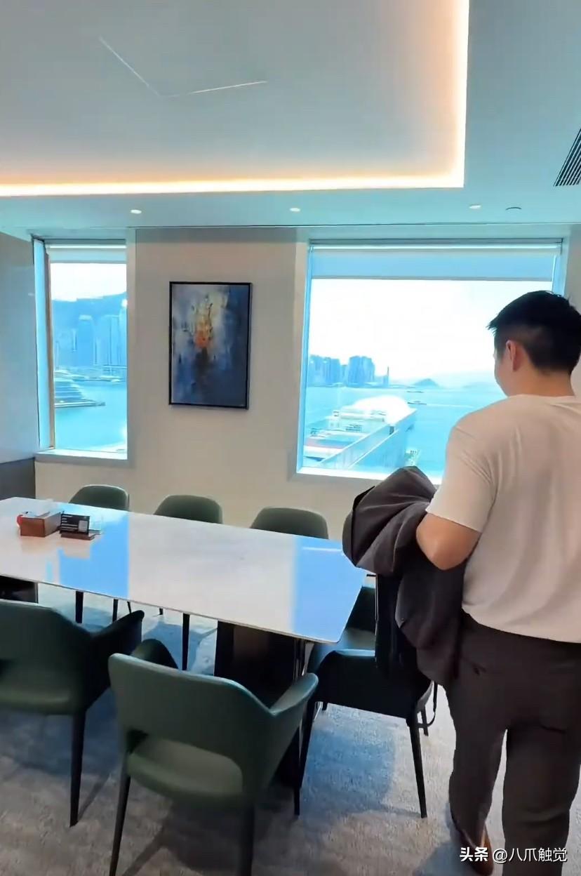 深圳人在香港做金融，一个人住自己1000万买的房子，50多平方，两房两厅一厨一卫