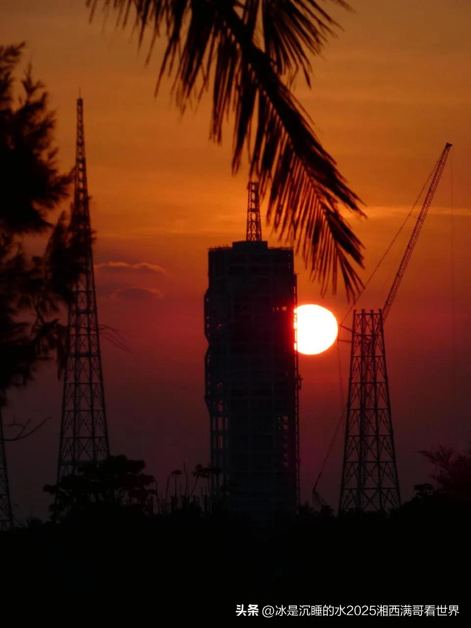 转发分享：图一是长征10号重型运载火箭发射工位的精彩靓图。
中国用于载人登月的运