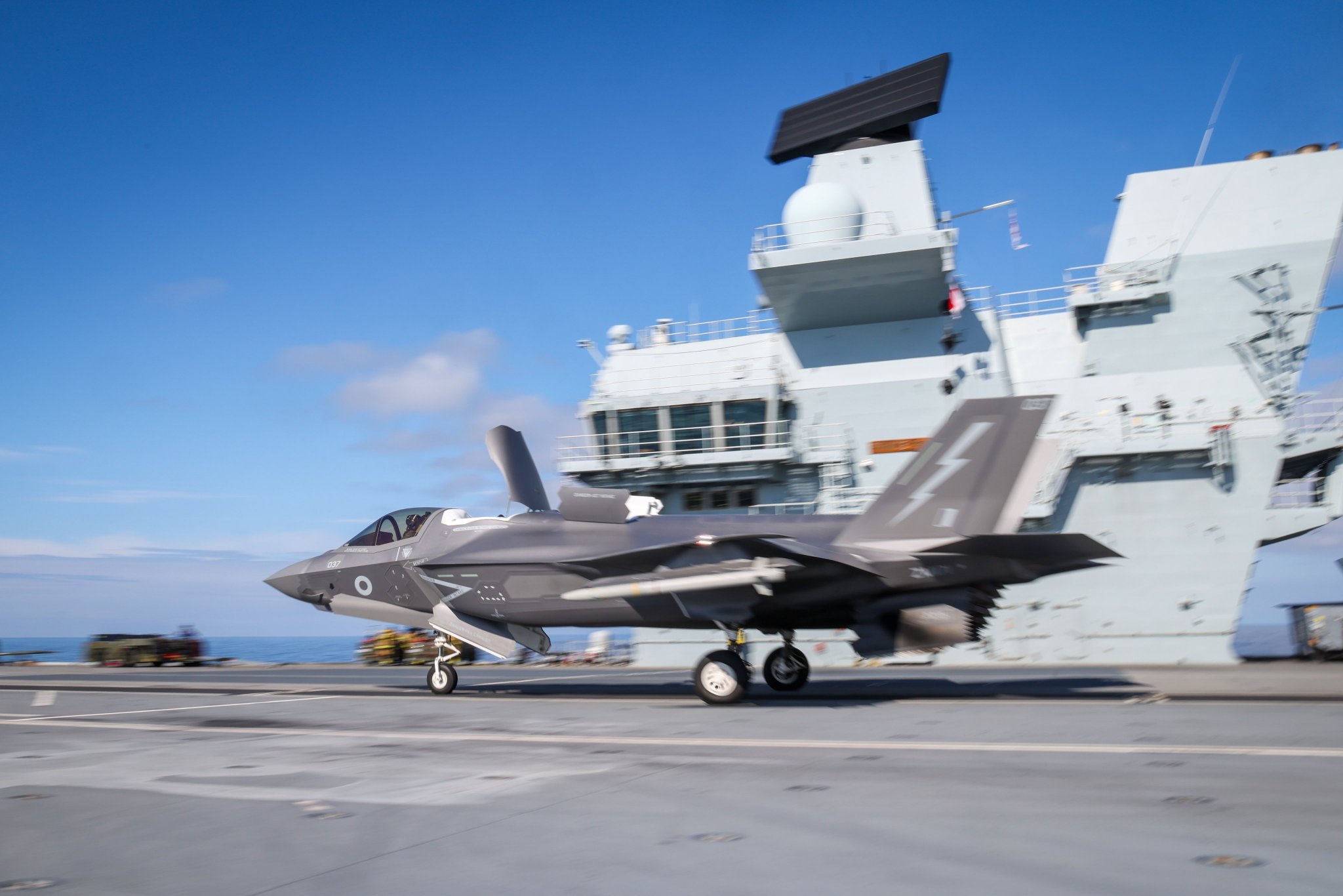 英国军方称，俄罗斯海军航空兵派出一架Tu-142反潜巡逻机向威尔士亲王号航母接近