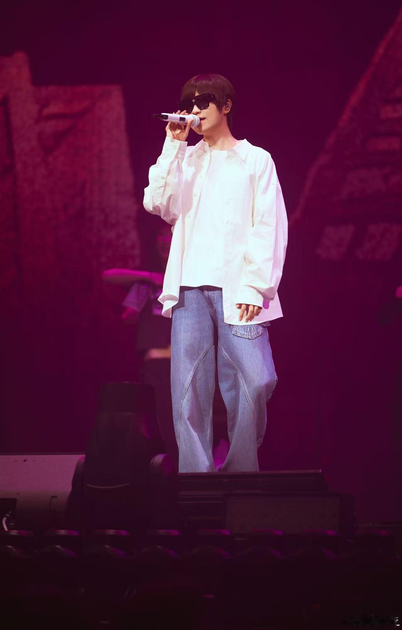 徐良演唱会全是校花校草来徐良演唱会再参加一次毕业典礼 现场颜值高到离谱，满场都是