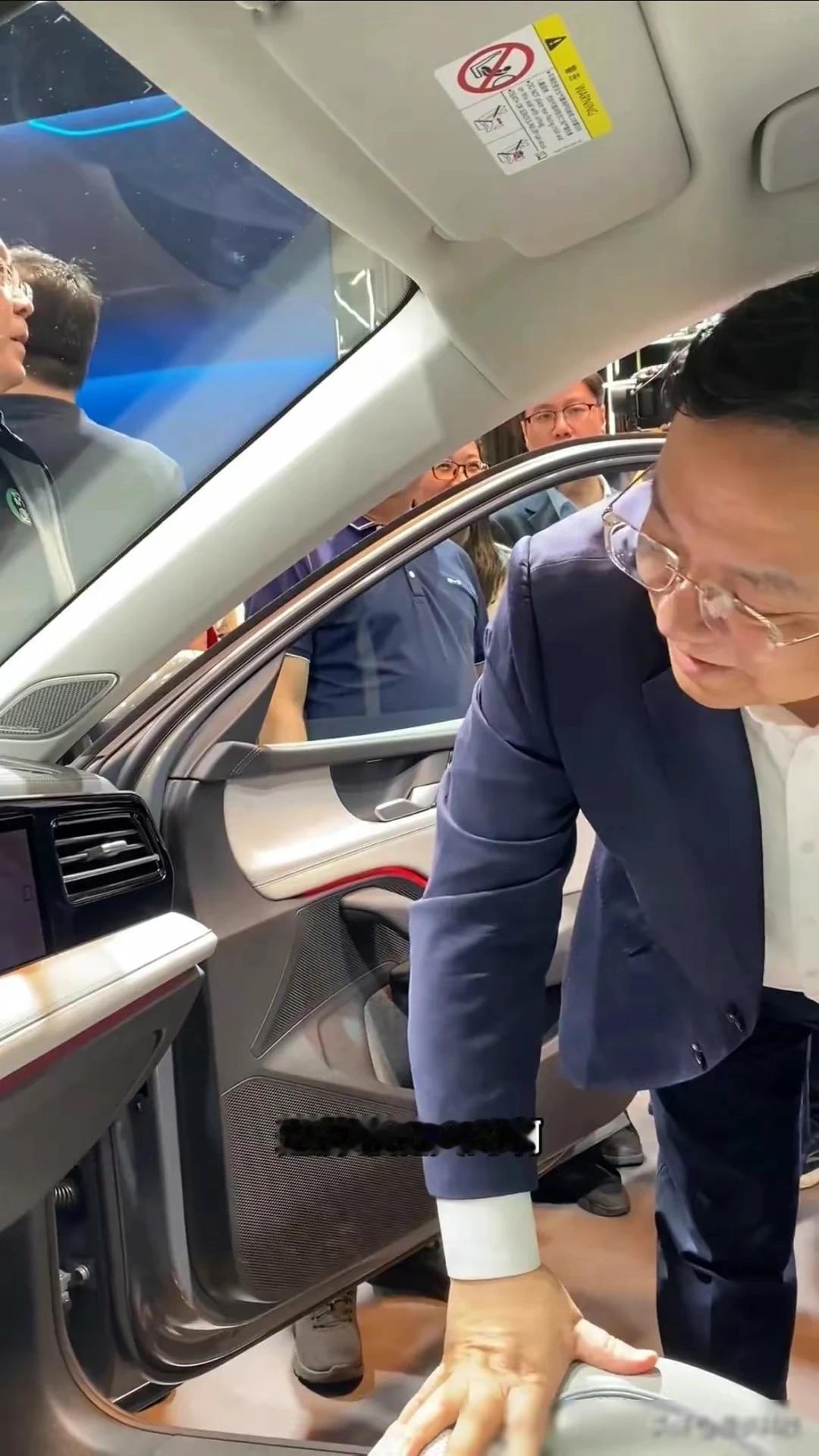 这屏幕挺大的呀，这句话是比亚迪董事长王传福参观新款迈腾发出的感叹。

走到新款迈