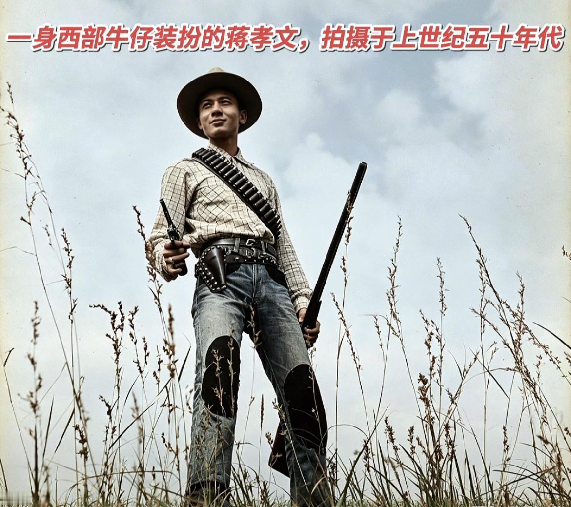 上世纪五十年代初，蒋介石的长孙蒋孝文，在打猎时拍下这张照片。

十几岁的少年一身