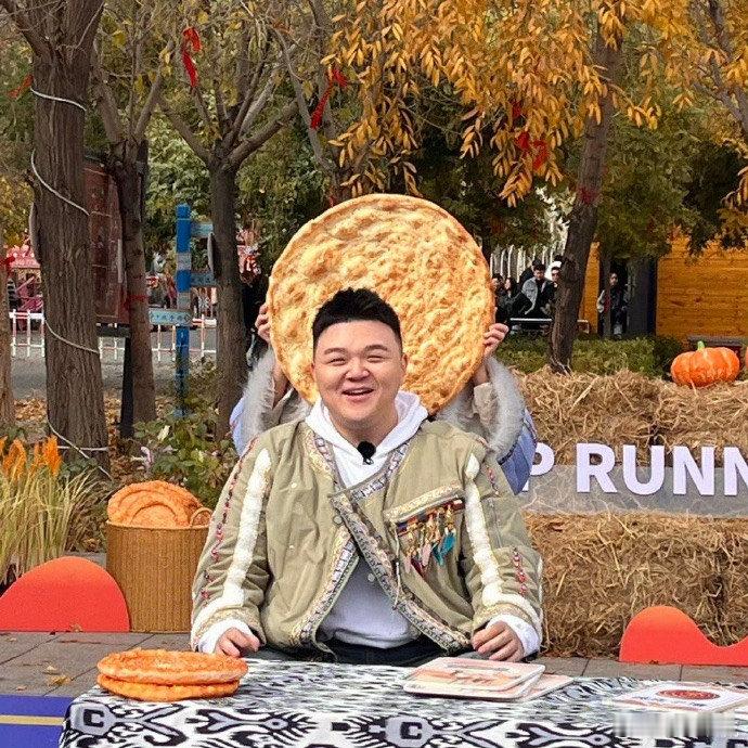 新疆人对馕的执着有多深新疆人对馕的热爱，恰似蜜蜂对花蜜的痴迷，矢志不渝。馕承载着