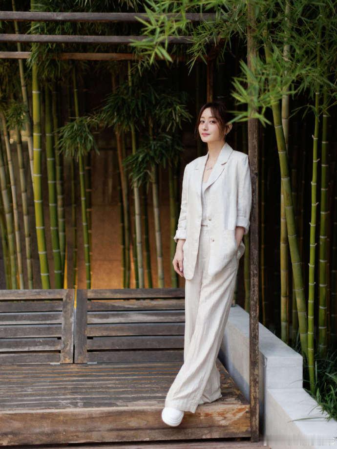 陈德容从壁画里走出来了 陈德容的纯白 look 太绝！镜头里的她宛如壁画走出，鲜