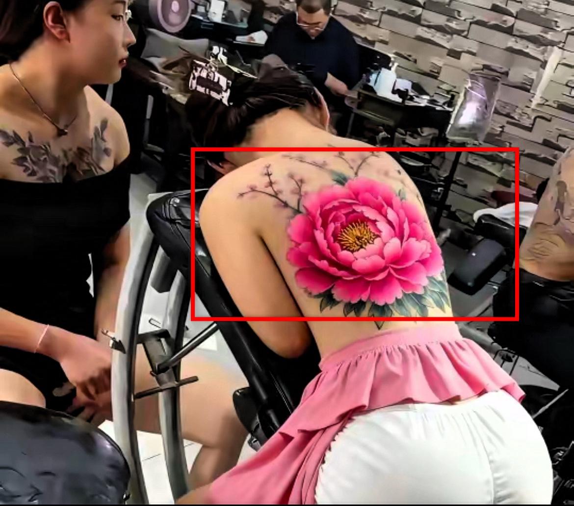 我天！纹身店这随手拍的画面也太绝了吧！谁看了不得惊呼一声“敢”！

一位女生后背