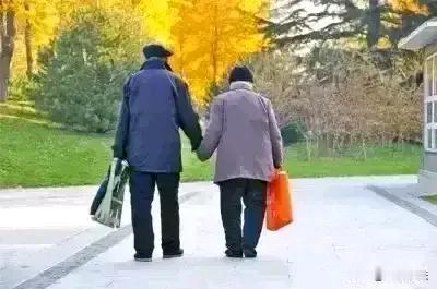 上亿遗产风波：爱与钱的荒诞闹剧，谁该为亲情买单？
一则“老太去世留下上亿遗产，子