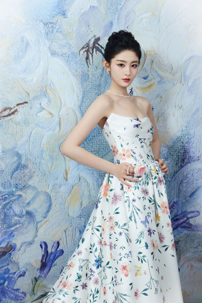 #于正夸赵晴直击天灵盖的美#   赵晴的美感是拥有气质的那种！而且于正夸赵晴直击