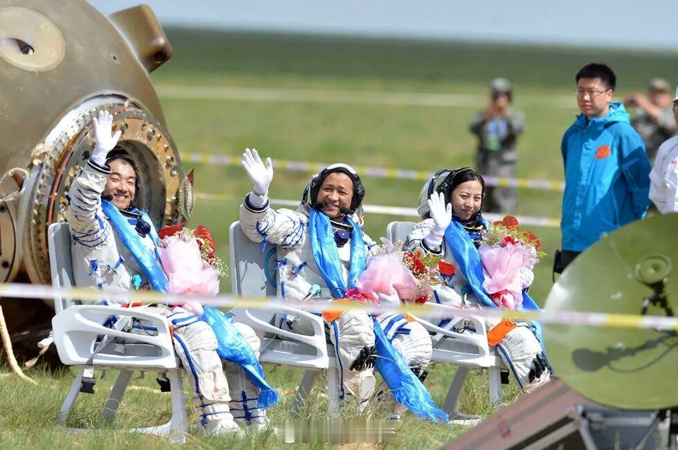 【早安丨航天历史上的今天  】2013年6月26日，神舟十号飞船成功返回，聂海胜