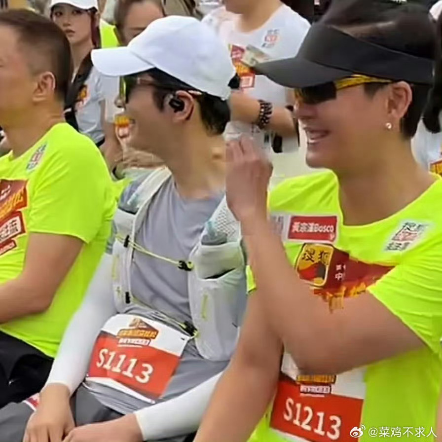 黄宗泽比黄晓明还会饭撒 ✨搜狐新闻马拉松香港站太有梗啦!黄晓明主动给黄宗泽示范脸