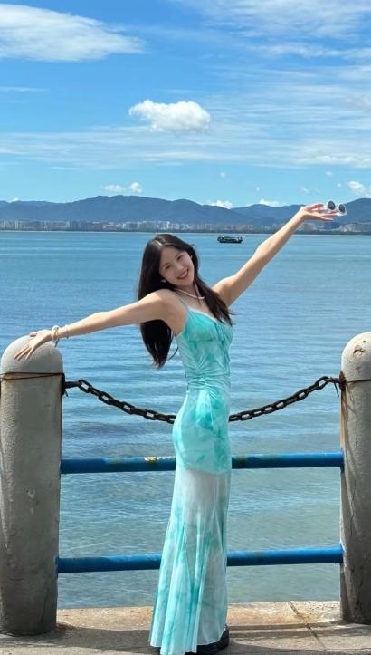 下联：青山连波舞丽姿
个人观点，仅供参考