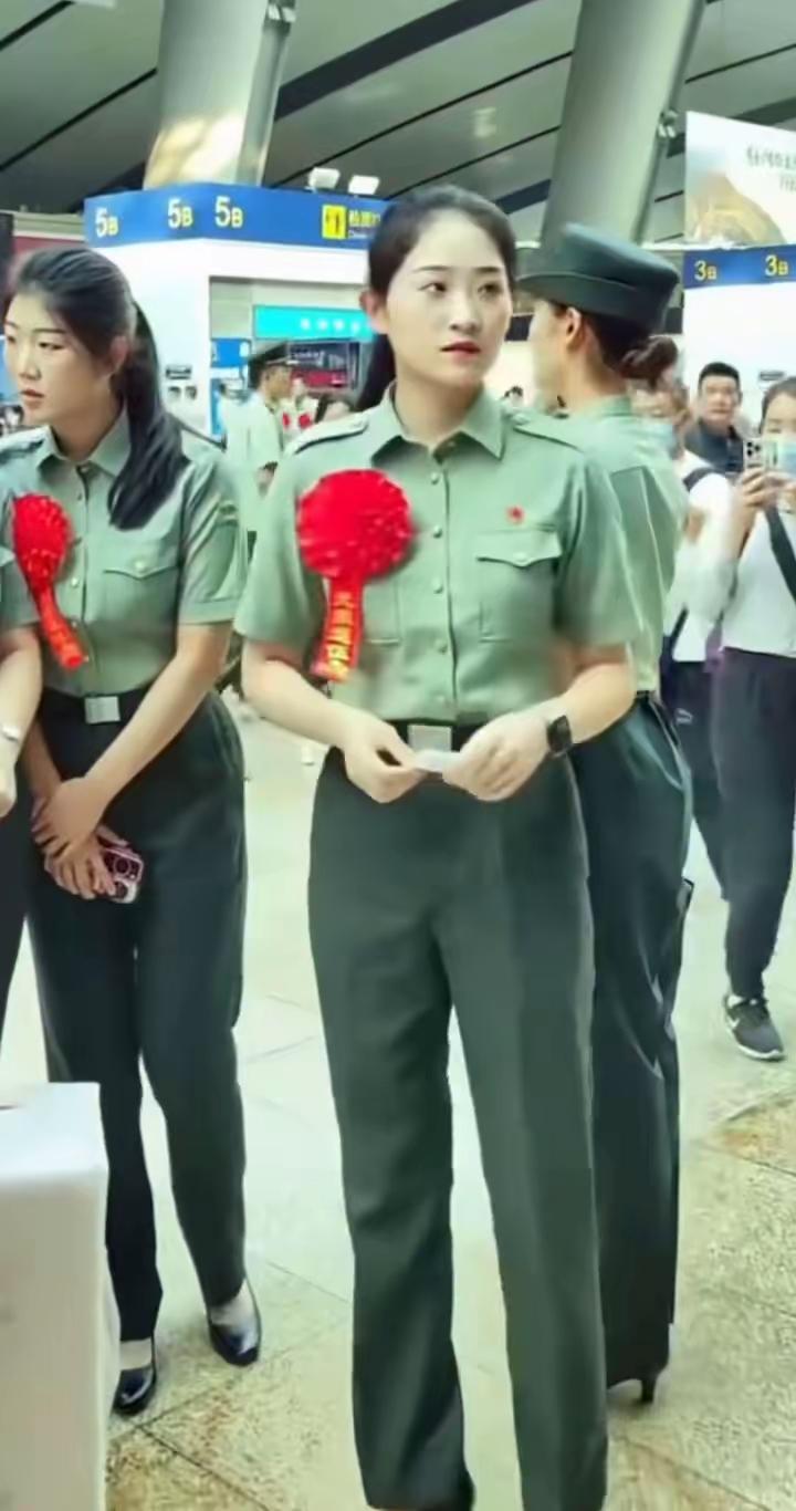 青春意气浓，
有志从军戎。
保家卫祖国，
退役配花红。
