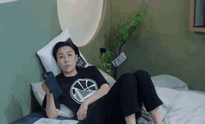 现在出来的这些新人都不需要去扒，自己就塌房都塌完了，而且紧跟着各种负面轮流rs轰