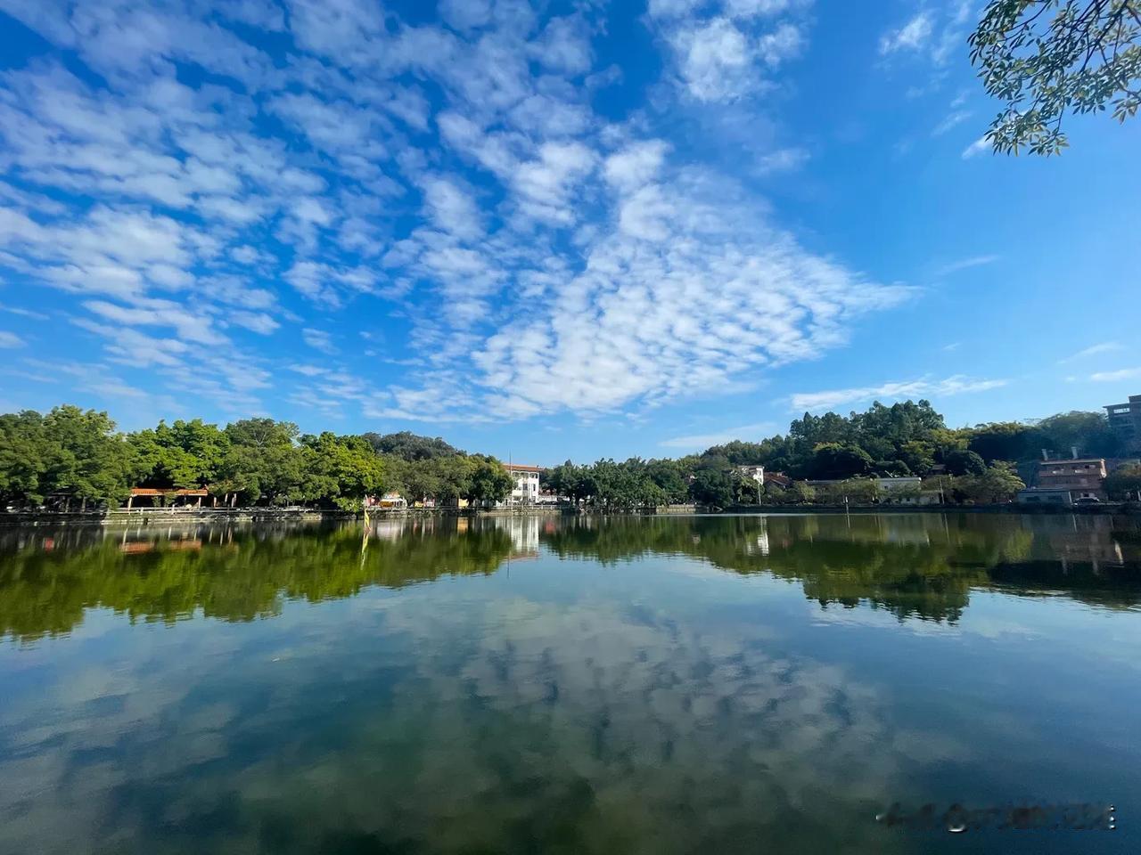长歧村，广东三水芦苞镇下辖。村落背面依山地势缓降，始建于明代。现存保存完好，数量