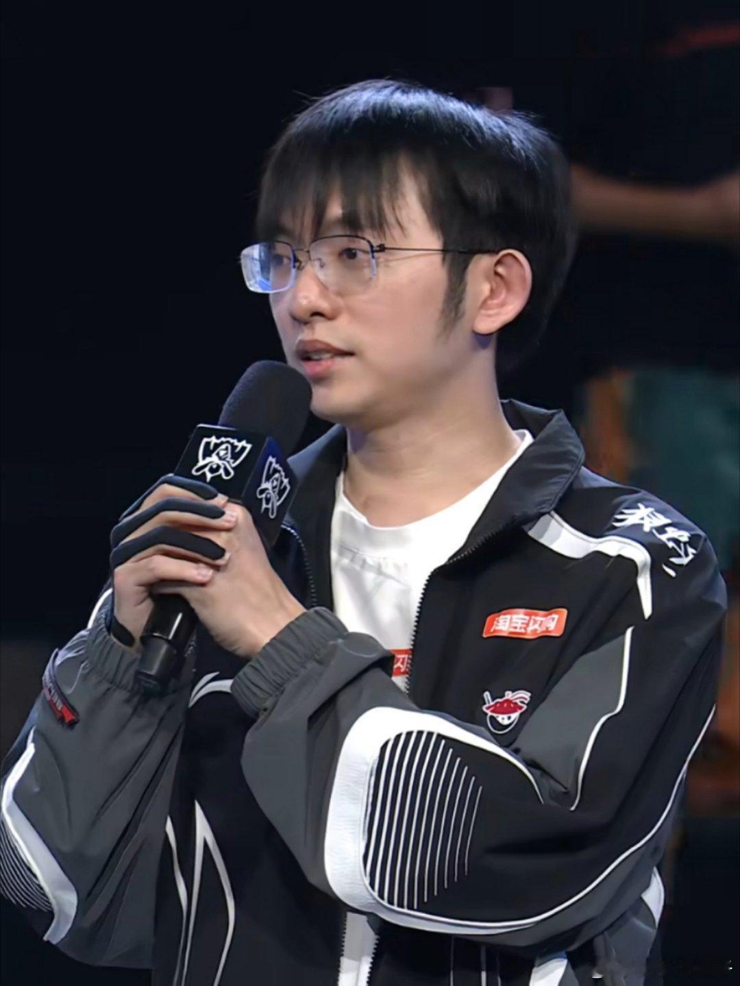 AL开门红 哦对了，在专访候采时遇到了Flandre，我拍他一下，跟他比大拇指夸