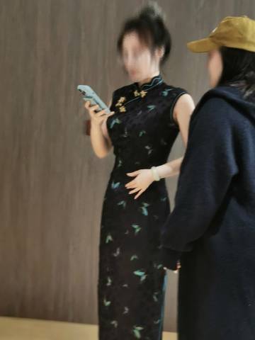 想配文案：“试敬酒服”。<br />但本人已经到了不能开这种玩笑的年龄...