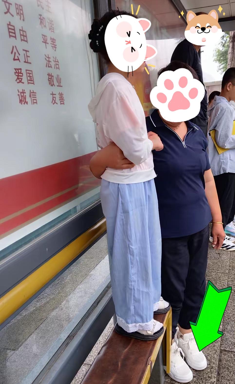 不是一家人、不进一家门！吉林长春公交站台上的一幕，彻底诠释了这句话。

起因是天