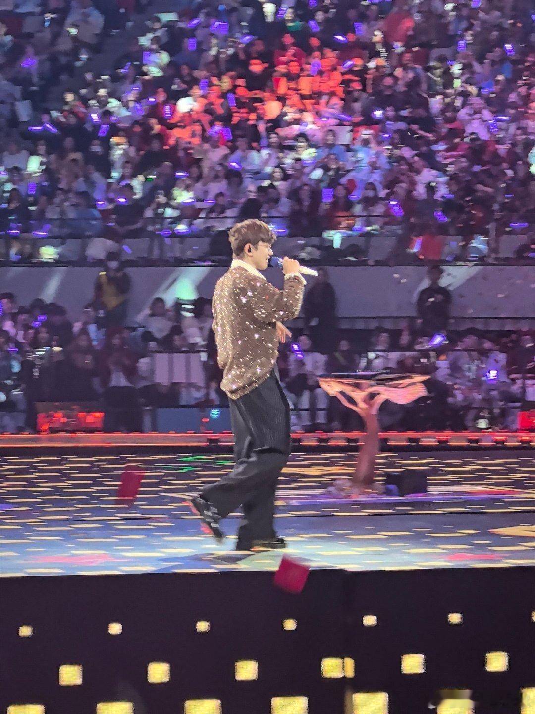 抒情版《这，就是爱》上线！张杰新春爱情篇章弦乐拉满氛围感张杰新春演唱会是一部连续